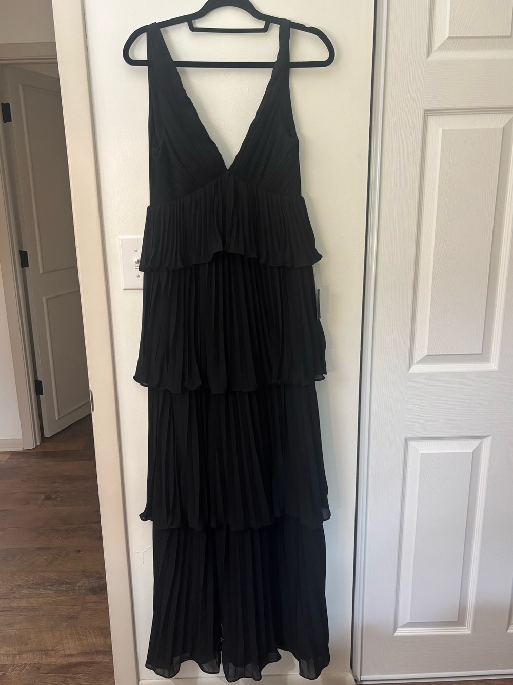 NWT Lulu's Black Tiered V-Neck Maxi Dress -size small - Picture 4 of 5